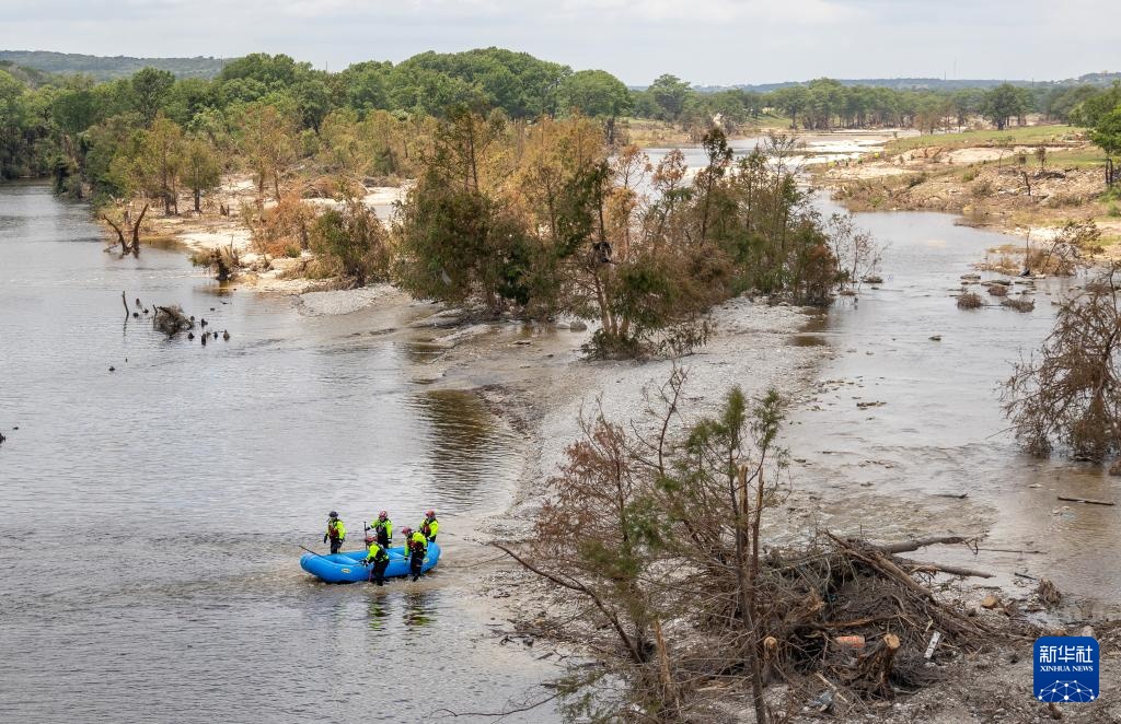 美国得州:救灾搜寻工作继续 美国得州:救灾搜寻工作继续