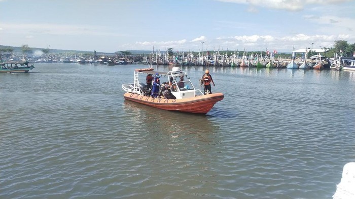 印尼沉没渡轮残骸在海底被发现 仍有17人失踪 印尼沉没渡轮残骸在海底被发现 仍有17人失踪