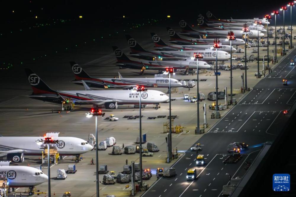 夜访我国首个专业货运枢纽机场 夜访我国首个专业货运枢纽机场