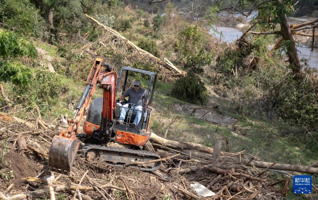 美国得州:救灾搜寻工作继续 美国得州:救灾搜寻工作继续