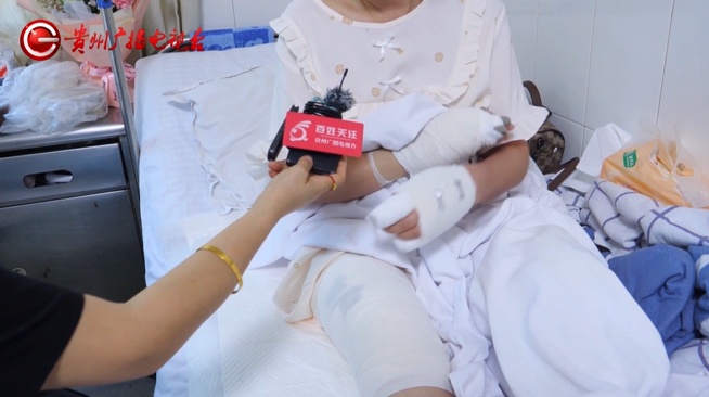 别碰！阿姨捡到“漂亮石头”，竟自燃起来导致自己烧伤！医生提醒：一旦起火很难扑灭