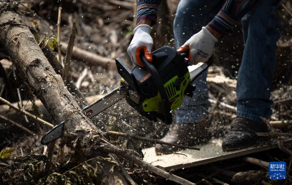 美国得州:救灾搜寻工作继续 美国得州:救灾搜寻工作继续