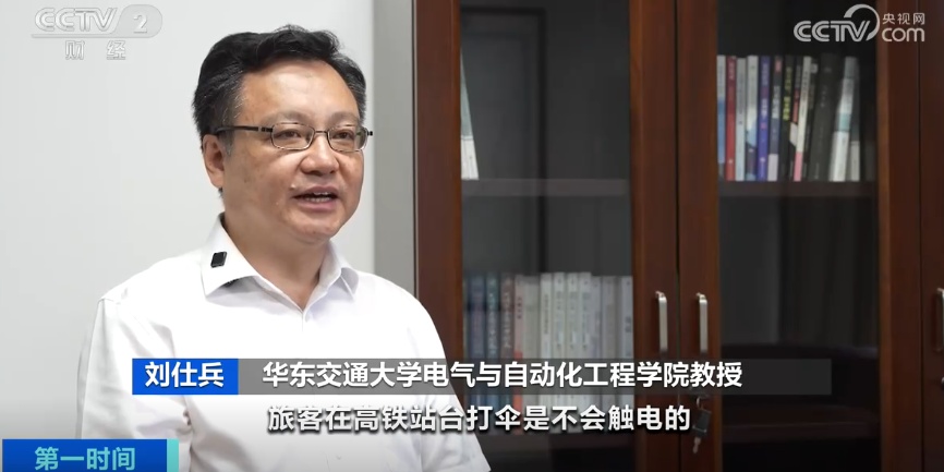千万别在高铁站台打伞！后果很严重→