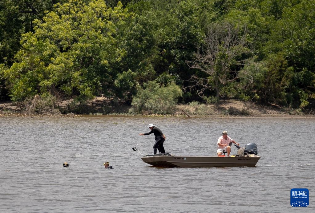 美国得州:救灾搜寻工作继续 美国得州:救灾搜寻工作继续