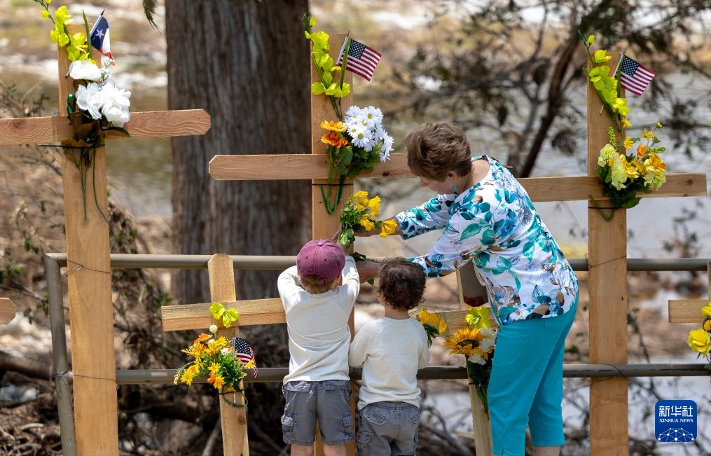 美国得州:悼念洪灾遇难者 美国得州:悼念洪灾遇难者