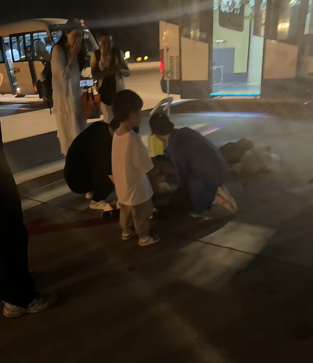 乘客被困摆渡车闷热难耐，有人缺氧晕倒！男子紧急砸窗通风，机场最新回应→