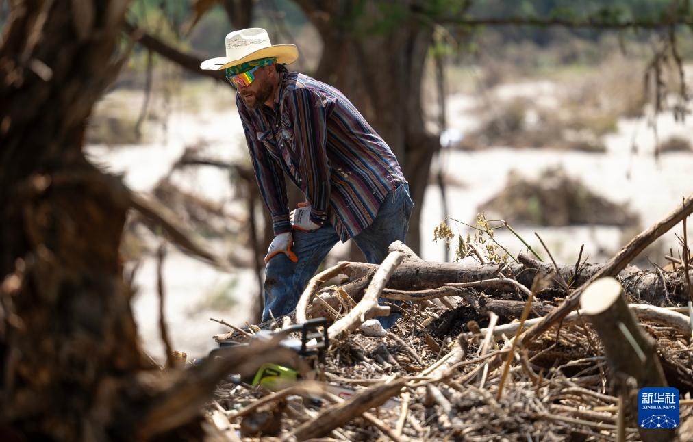 美国得州:救灾搜寻工作继续 美国得州:救灾搜寻工作继续