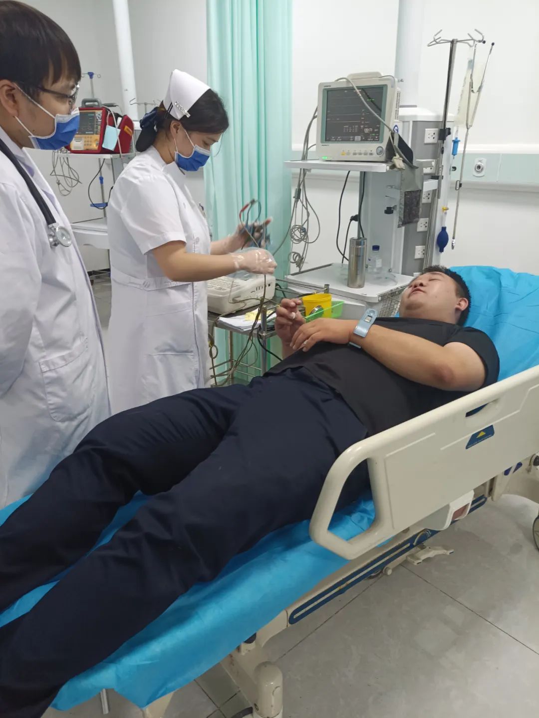 心疼!辅警瞿伟杰晕倒在派出所门口…… 心疼!辅警瞿伟杰晕倒在派出所门口……