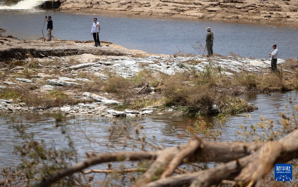 美国得州:救灾搜寻工作继续 美国得州:救灾搜寻工作继续