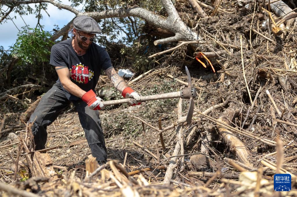 美国得州:救灾搜寻工作继续 美国得州:救灾搜寻工作继续