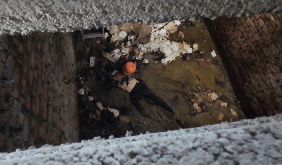 男子失足掉入旱厕，躺坑中等消防救援，网友：那个场面有点绝望