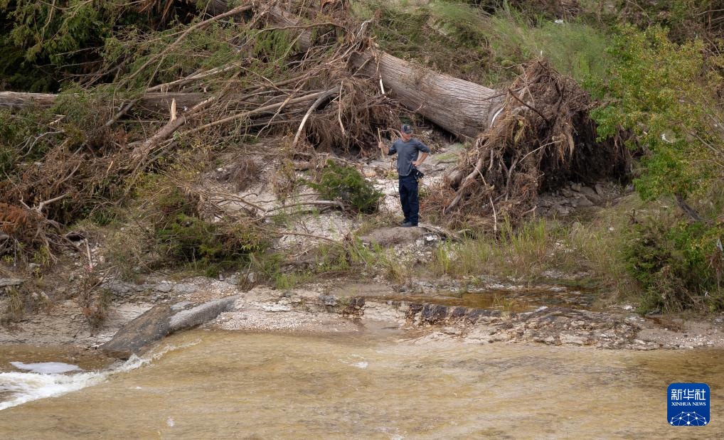 美国得州:救灾搜寻工作继续 美国得州:救灾搜寻工作继续