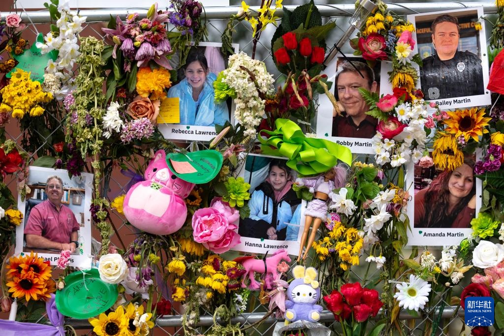 美国得州:悼念洪灾遇难者 美国得州:悼念洪灾遇难者