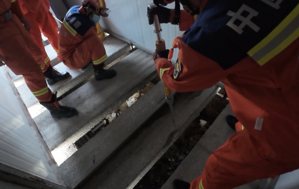 男子失足掉入旱厕，躺坑中等消防救援，网友：那个场面有点绝望