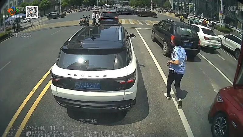 突发!司机开车等红灯时晕厥,现场4个武汉人冲过去了…… 突发!司机开车等红灯时晕厥,现场4个武汉人冲过去了……