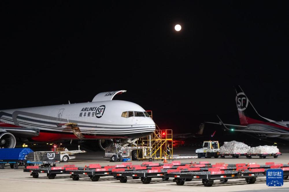 夜访我国首个专业货运枢纽机场 夜访我国首个专业货运枢纽机场