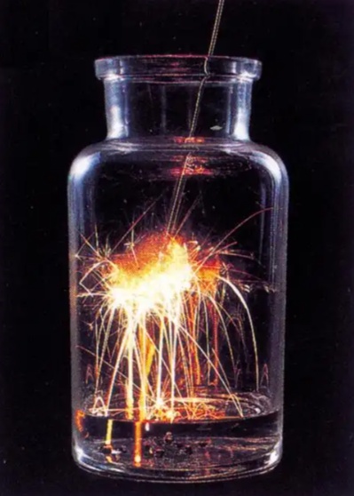 别碰！阿姨捡到“漂亮石头”，竟自燃起来导致自己烧伤！医生提醒：一旦起火很难扑灭