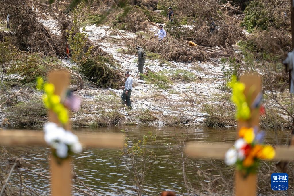 美国得州:救灾搜寻工作继续 美国得州:救灾搜寻工作继续