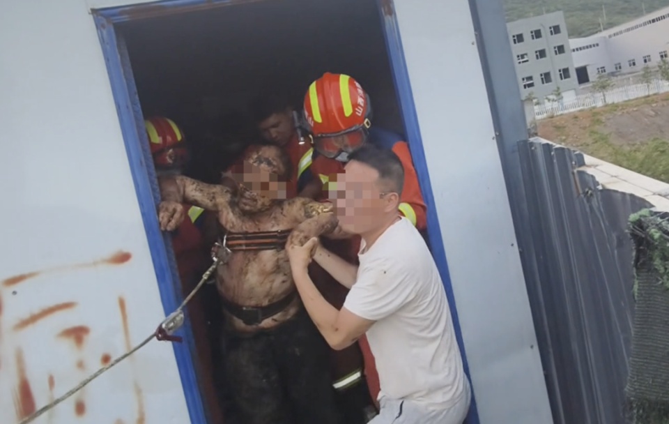 男子失足掉入旱厕，躺坑中等消防救援，网友：那个场面有点绝望