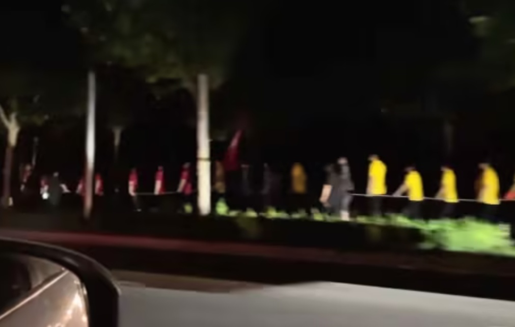 凌晨几十人蒙眼列队行走，警方回应