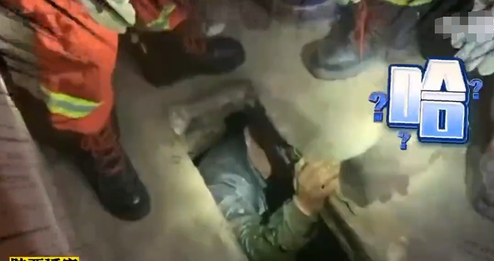 男子失足掉入旱厕，躺坑中等消防救援，网友：那个场面有点绝望