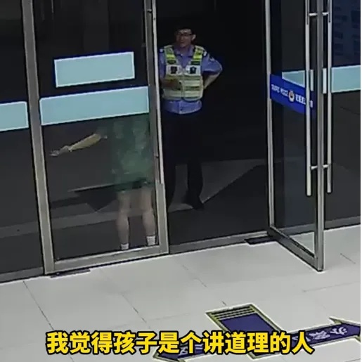 这封信,让警察叔叔没忍住:一个很老,一个稍微胖... 这封信,让警察叔叔没忍住:一个很老,一个稍微胖...