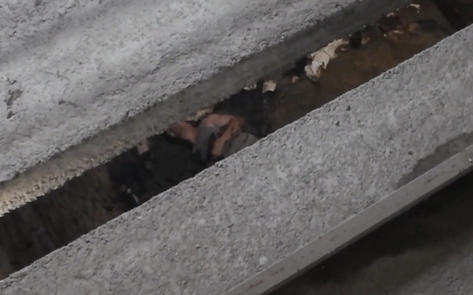 男子失足掉入旱厕，躺坑中等消防救援，网友：那个场面有点绝望