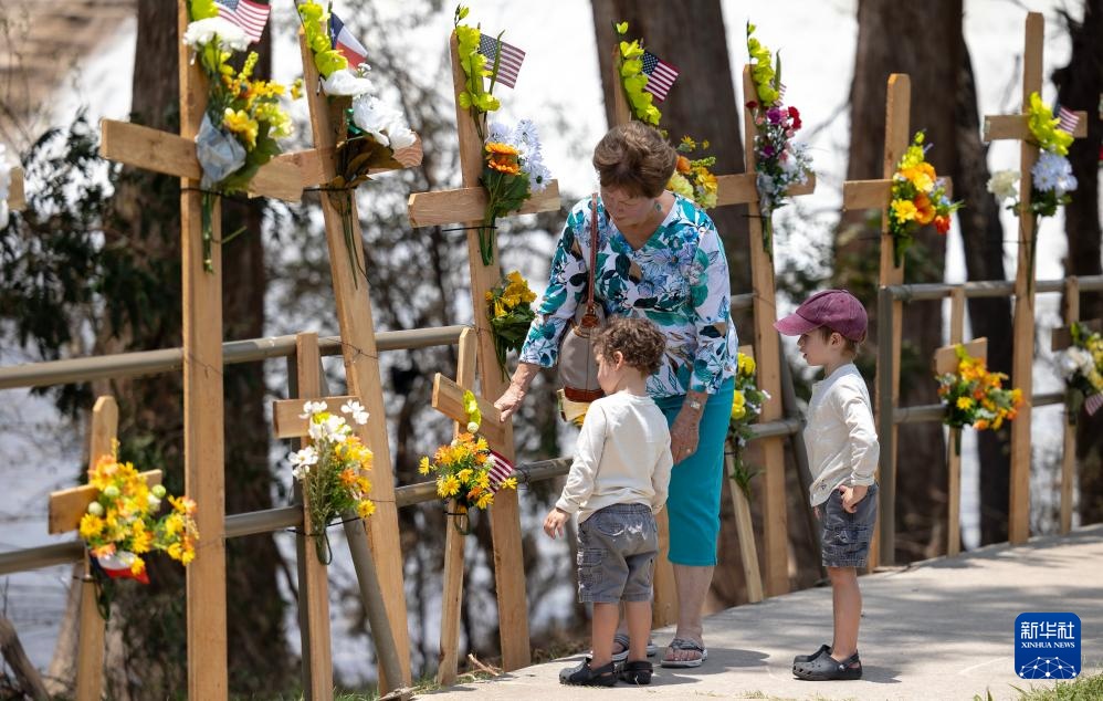 美国得州:悼念洪灾遇难者 美国得州:悼念洪灾遇难者