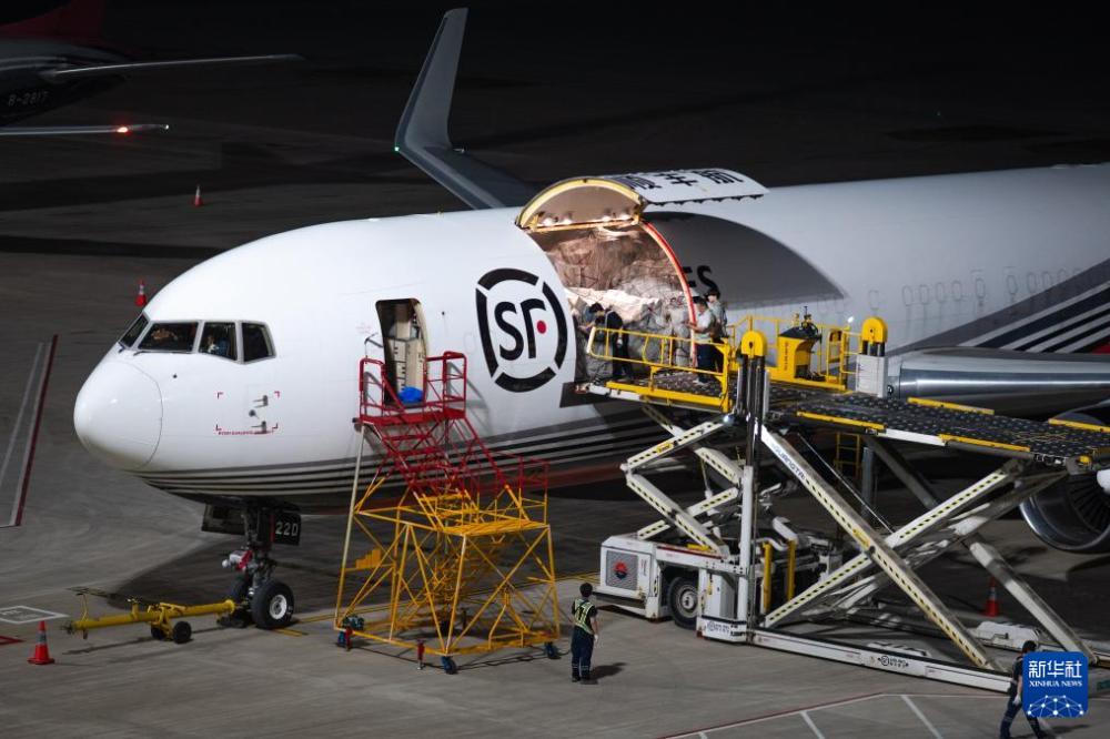 夜访我国首个专业货运枢纽机场 夜访我国首个专业货运枢纽机场