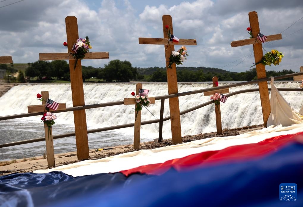美国得州:悼念洪灾遇难者 美国得州:悼念洪灾遇难者