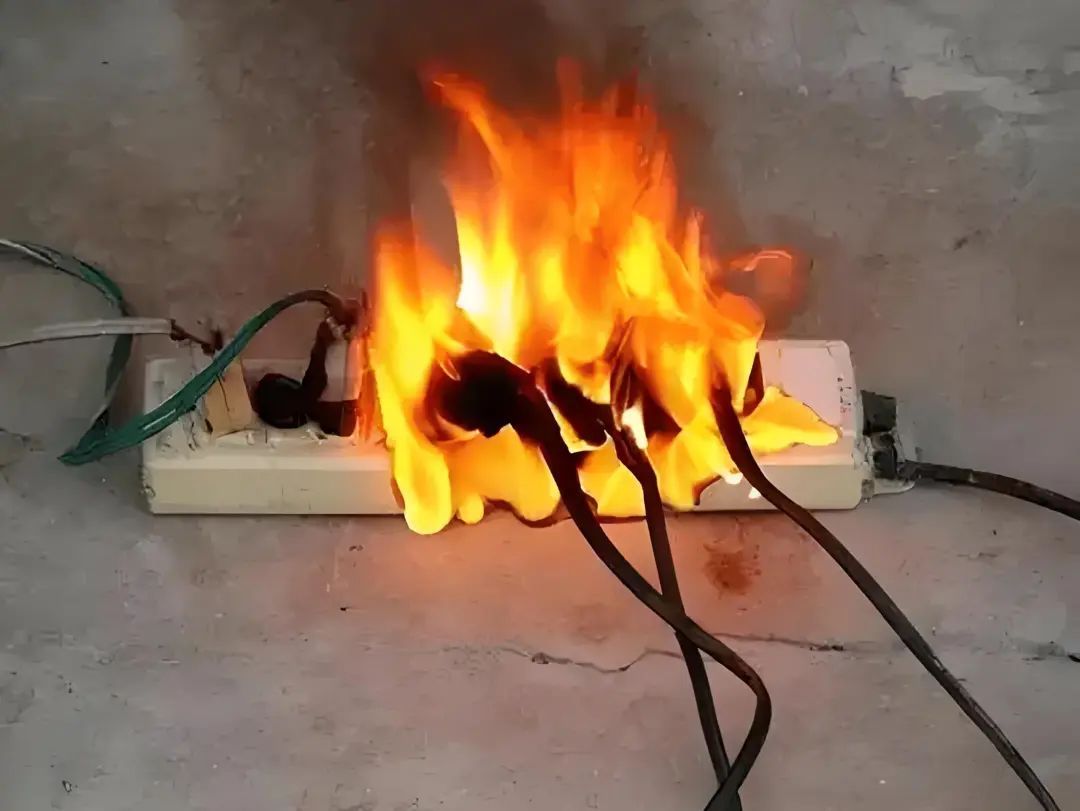 电器着火先灭火还是先断电？