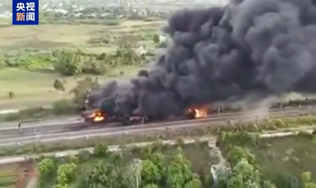 印度一列车行驶途中起火 印度一列车行驶途中起火