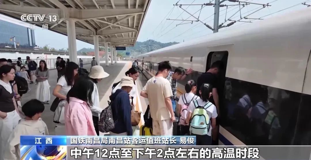 暑假出游热度高涨，出门旅游雨具防晒都要备齐
