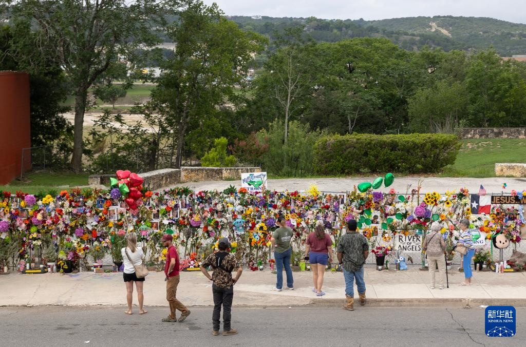美国得州:悼念洪灾遇难者 美国得州:悼念洪灾遇难者