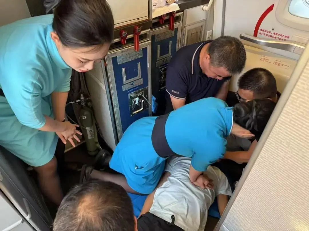 上海出发航班突发！45岁乘客心跳骤停，失去意识……