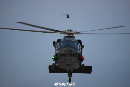 铁翼飞旋！直升机与霞光同框上演硬核浪漫