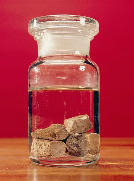 水里捡的漂亮“石头”将女子全身烧伤!随手带的野外“藏品”或许是个“隐形杀手” 水里捡的漂亮“石头”将女子全身烧伤!随手带的野外“藏品”或许是个“隐形杀手”