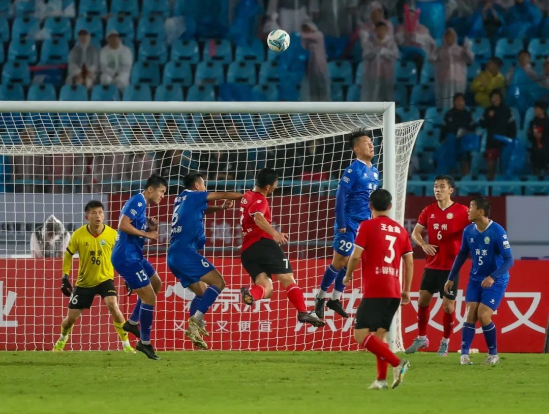 “忙时踢球，闲时养蟹”