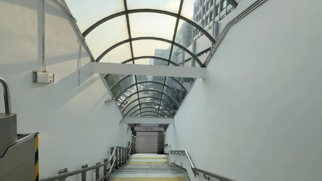 不遮雨、不遮阳，北京一天桥出入口惊现铁丝网遮阳篷