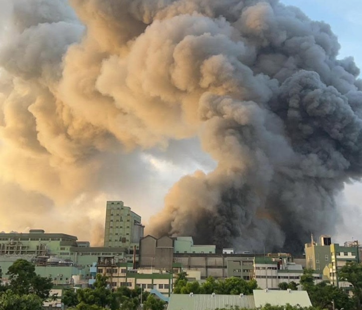 台湾突发火灾，现场传出爆炸声