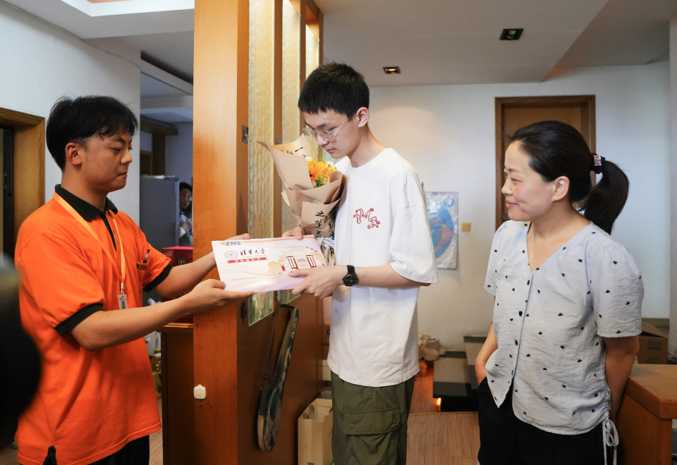 馥郁未来,梦想抵达!湖南首封高考录取通知书送达! 馥郁未来,梦想抵达!湖南首封高考录取通知书送达!