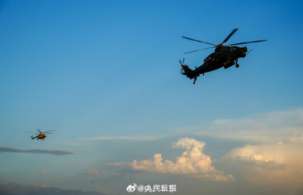 铁翼飞旋！直升机与霞光同框上演硬核浪漫