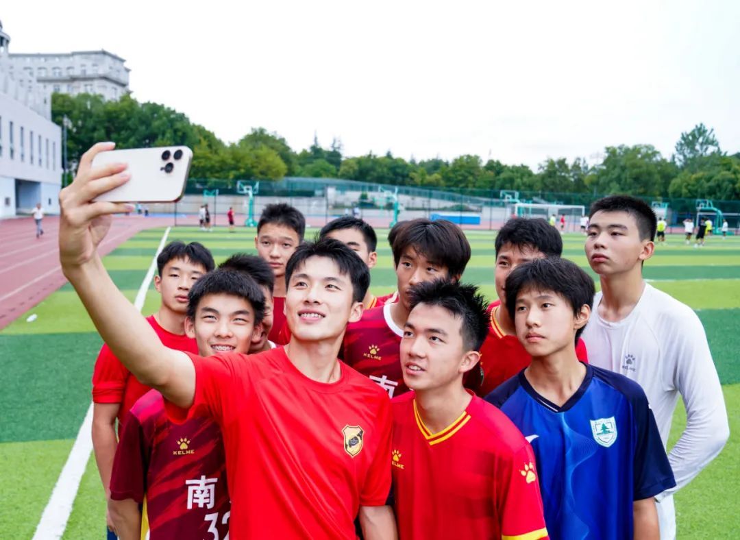 “忙时踢球，闲时养蟹”