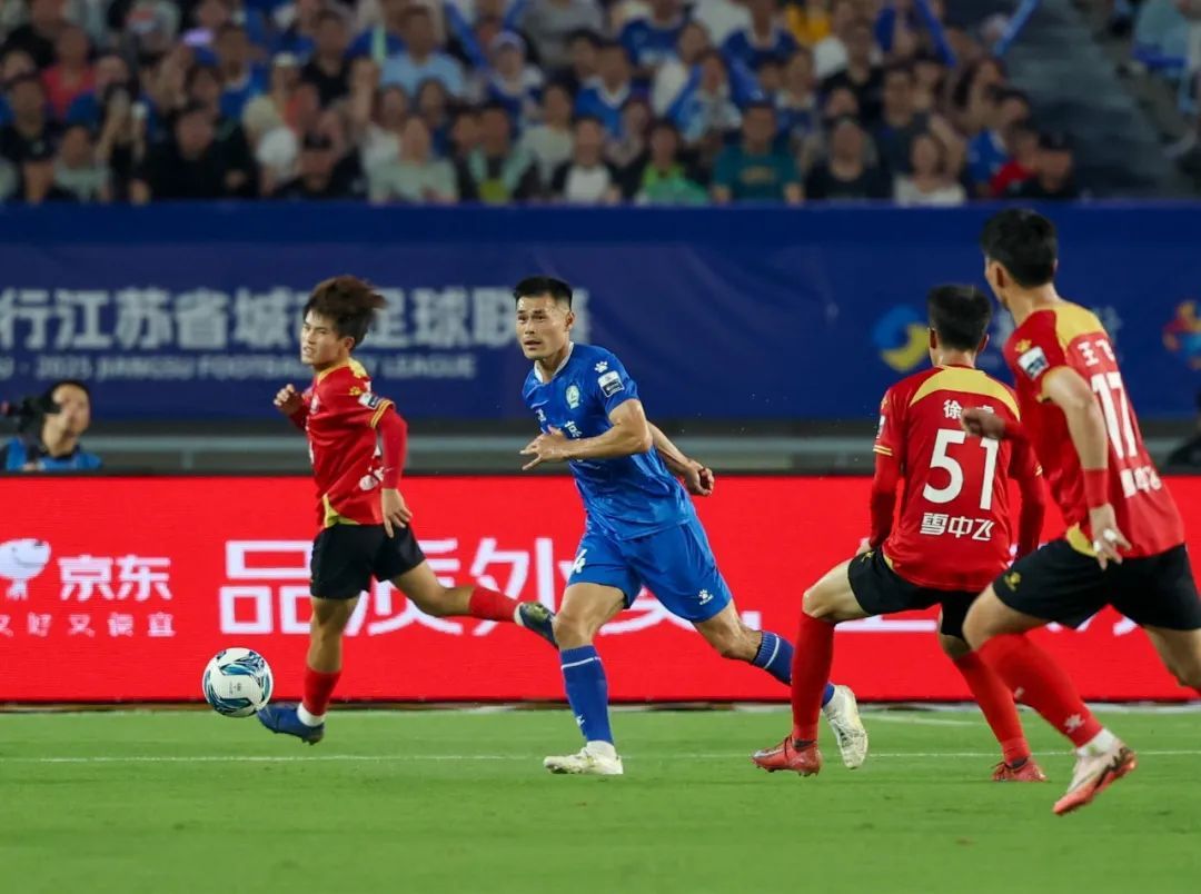 “忙时踢球，闲时养蟹”