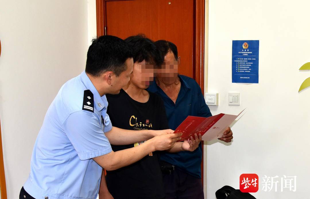 小伙收到录取通知书,飞奔到派出所和民警一起打开 小伙收到录取通知书,飞奔到派出所和民警一起打开