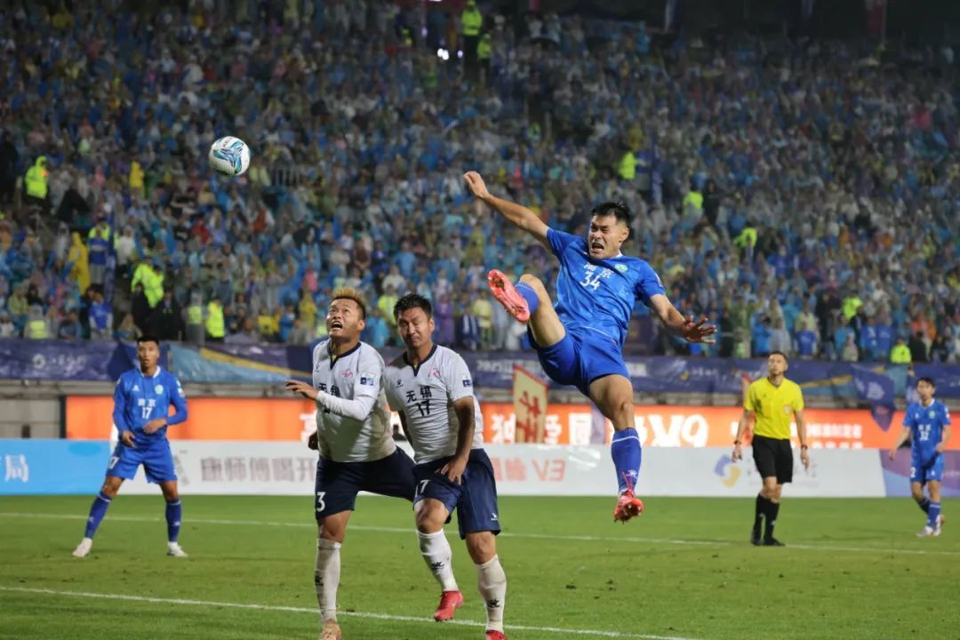 “忙时踢球，闲时养蟹”