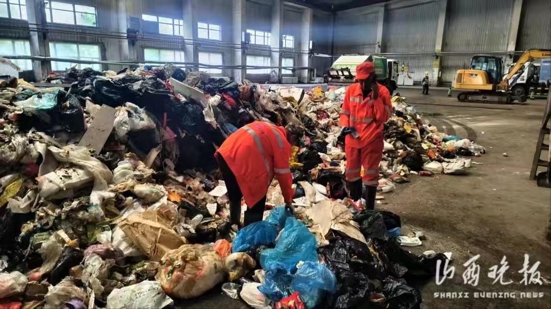 言短意长｜高温下4小时翻遍8吨垃圾找一块儿童手表，值得吗？