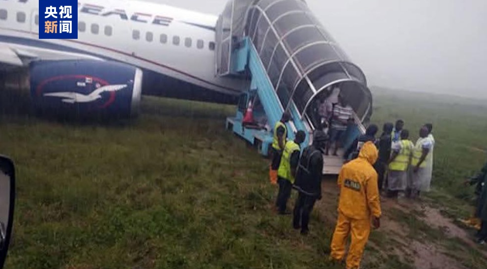 尼日利亚一客机降落时冲出跑道 无人员伤亡 尼日利亚一客机降落时冲出跑道 无人员伤亡