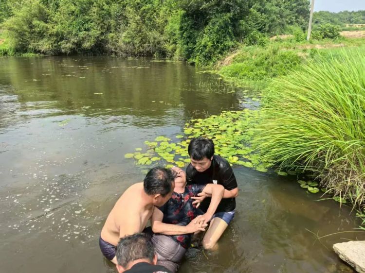 八旬老人落水!53岁村支书赤膊跃入水塘 10岁时他就曾救过溺水小伙伴 八旬老人落水!53岁村支书赤膊跃入水塘 10岁时他就曾救过溺水小伙伴