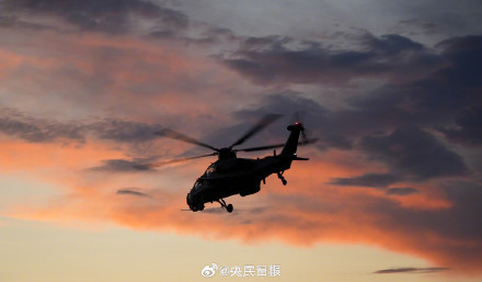 铁翼飞旋！直升机与霞光同框上演硬核浪漫